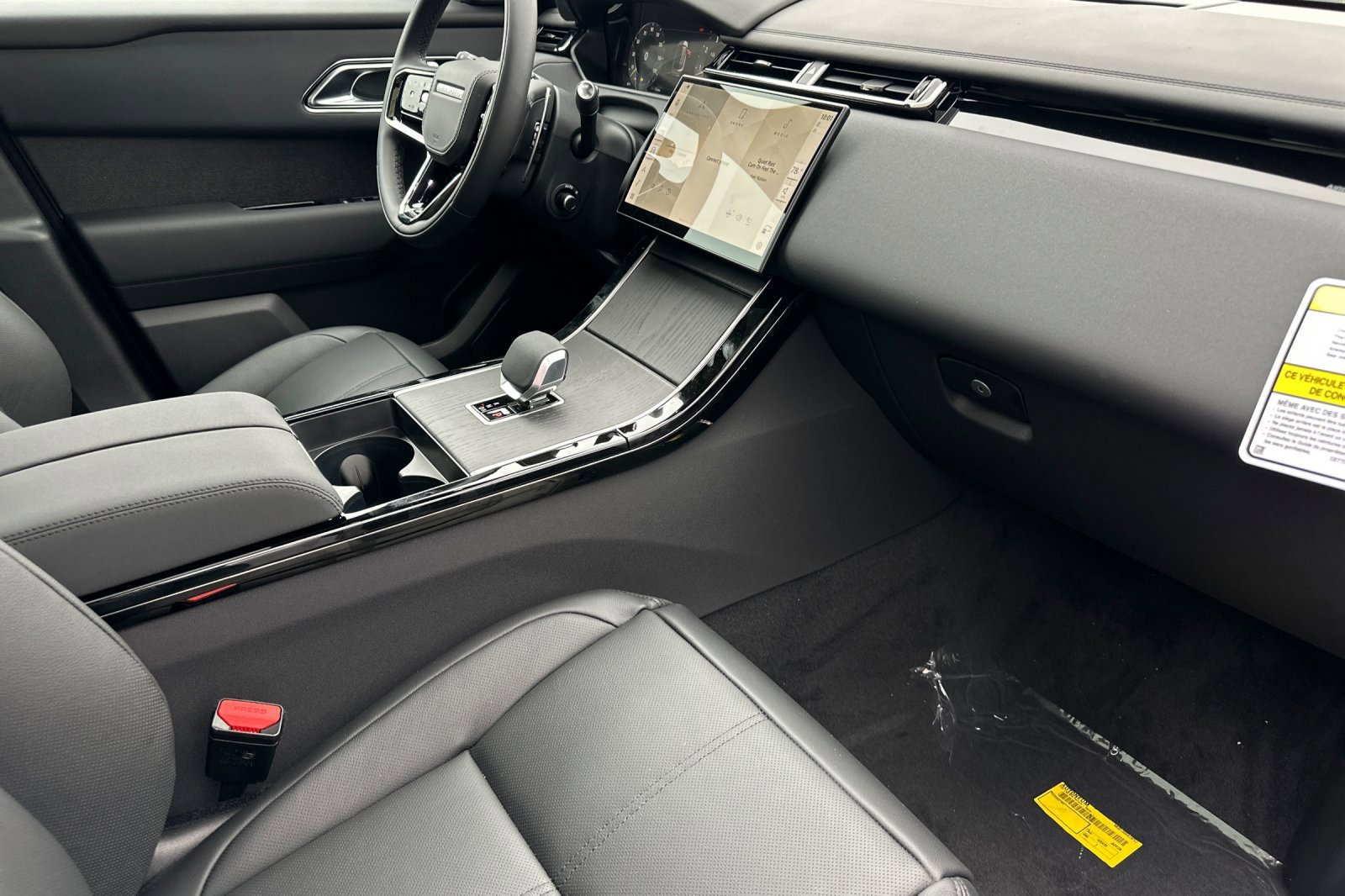 New 2026 Land Rover Range Rover Velar Dynamic SE image 17