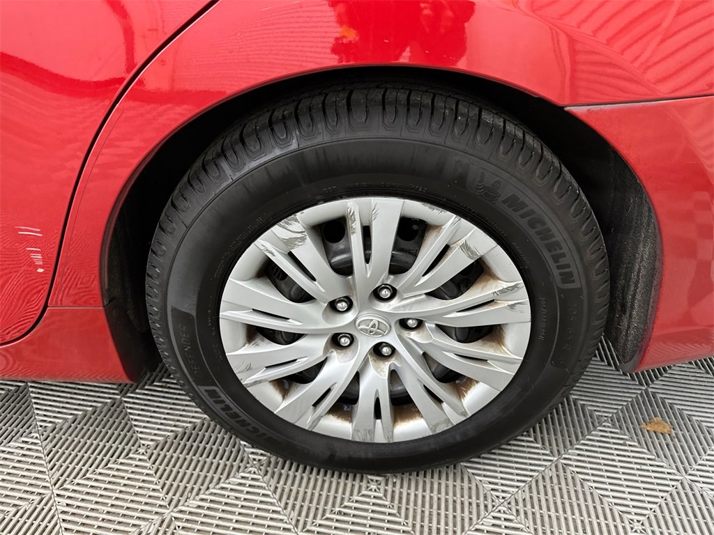 Used 2014 Toyota Camry L image 18