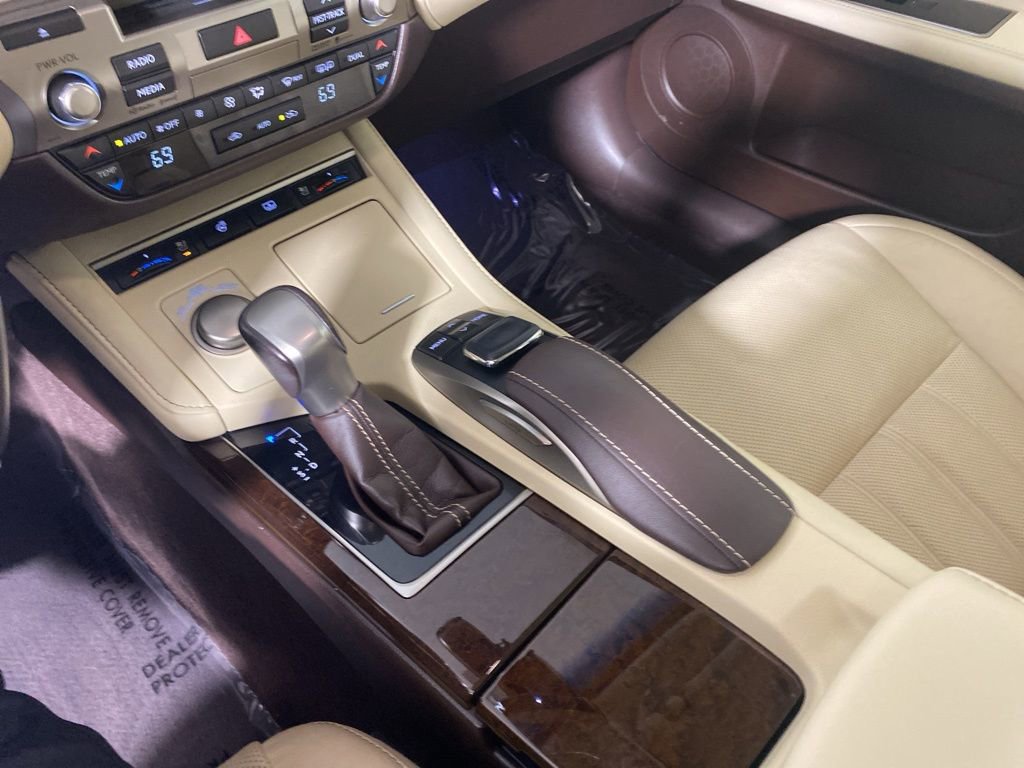 Used 2016 Lexus ES 350 w/ Luxury Package w/Wood Trim image 22