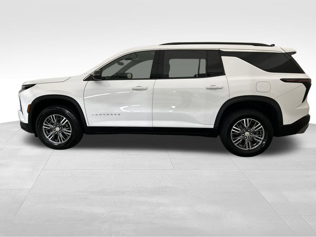 Used 2025 Chevrolet Traverse LT image 2