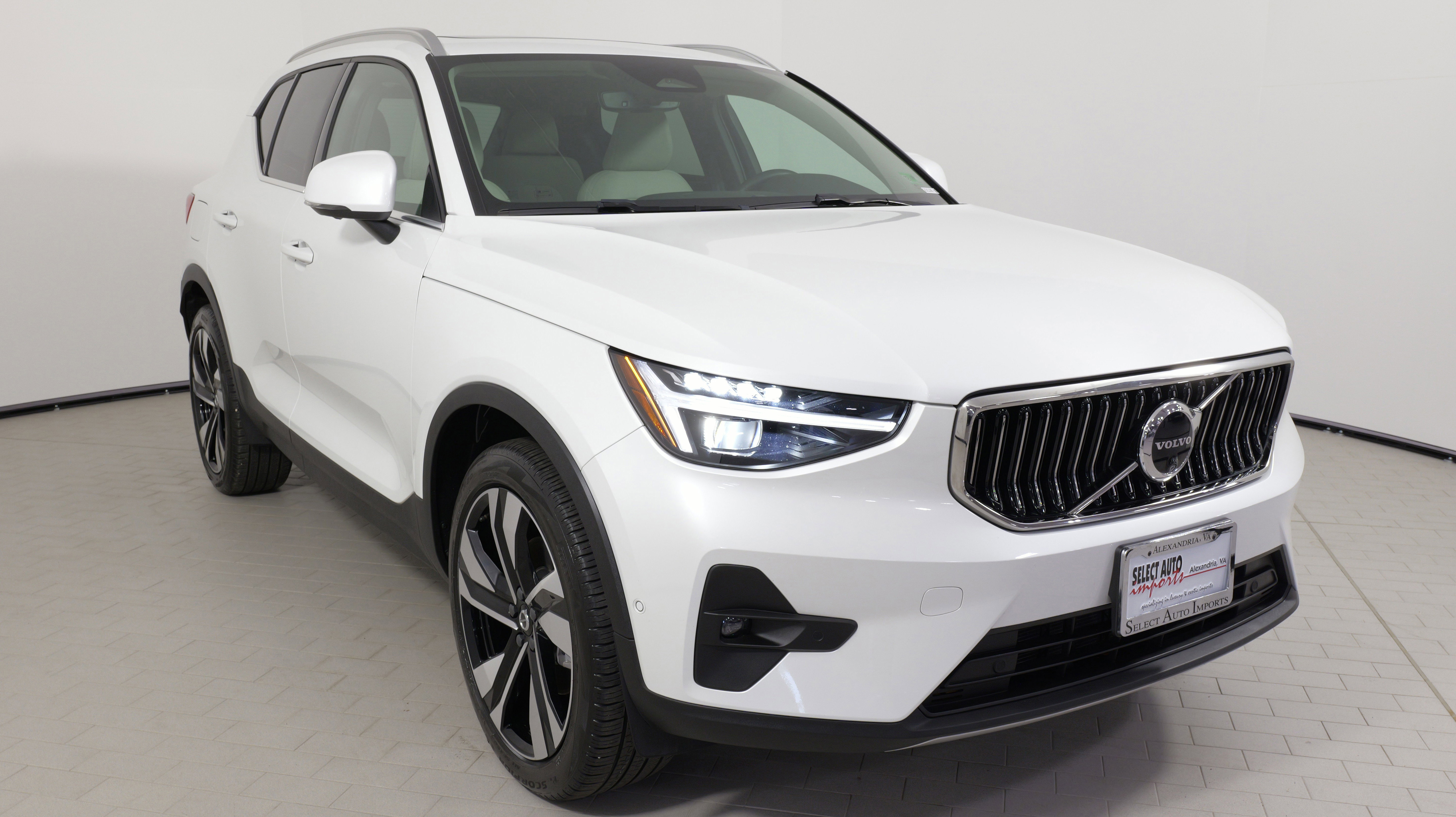 Used 2024 Volvo XC40 B5 Plus w/ Climate Package image 6