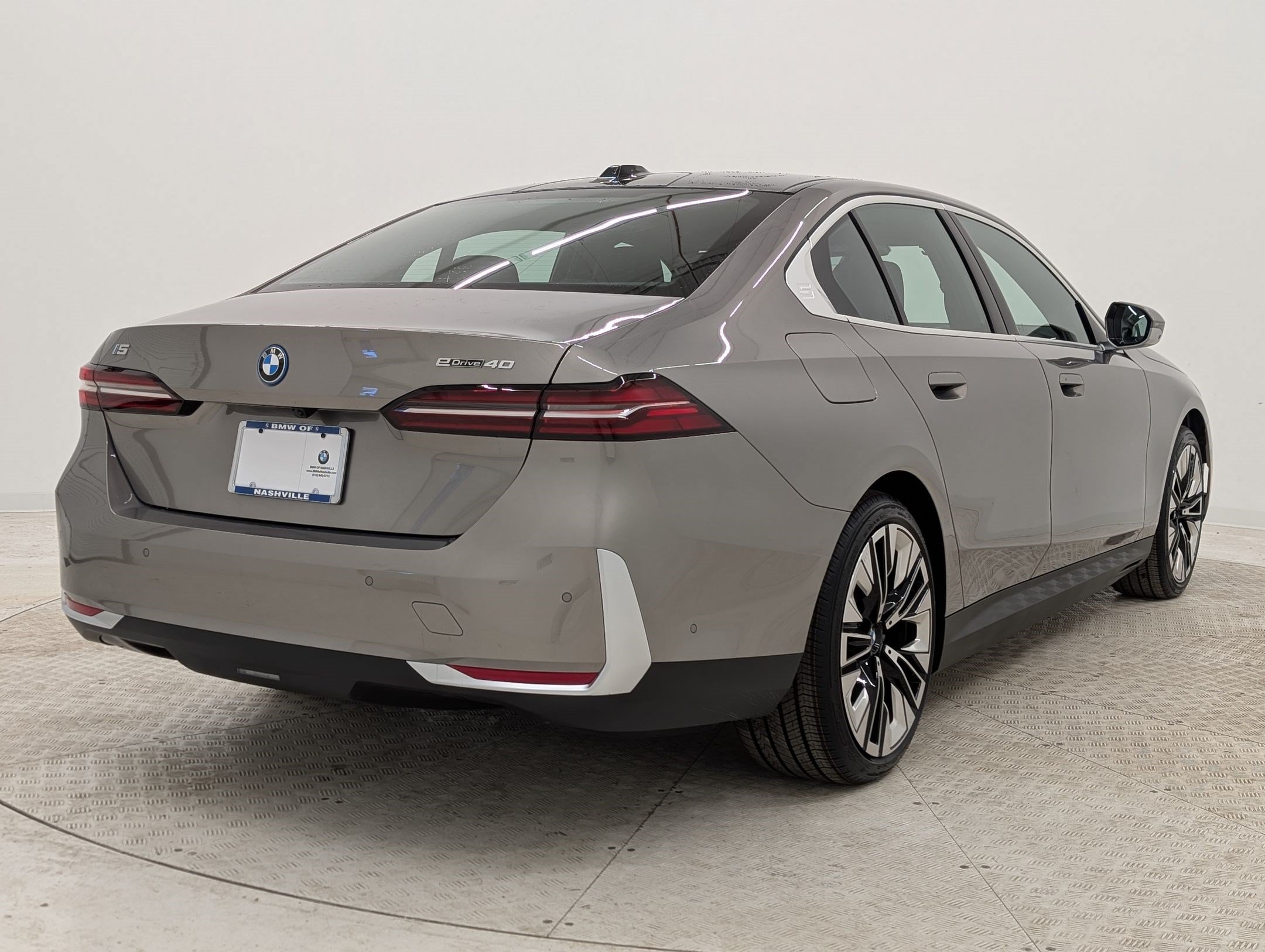 New 2026 BMW i5 eDrive40 w/ Premium Package RWD image 9