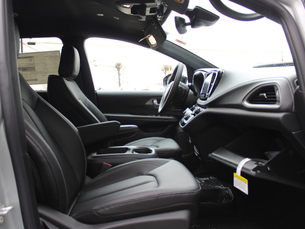 New 2026 Chrysler Pacifica Select image 26