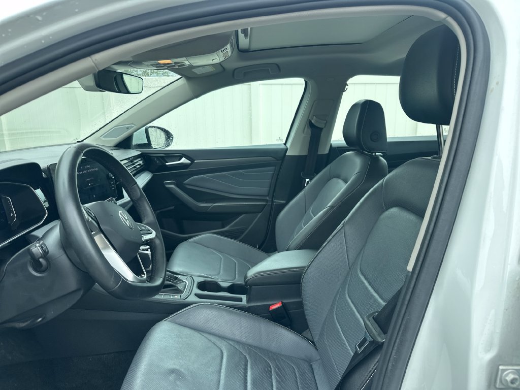 Used 2025 Volkswagen Jetta SEL FWD image 41