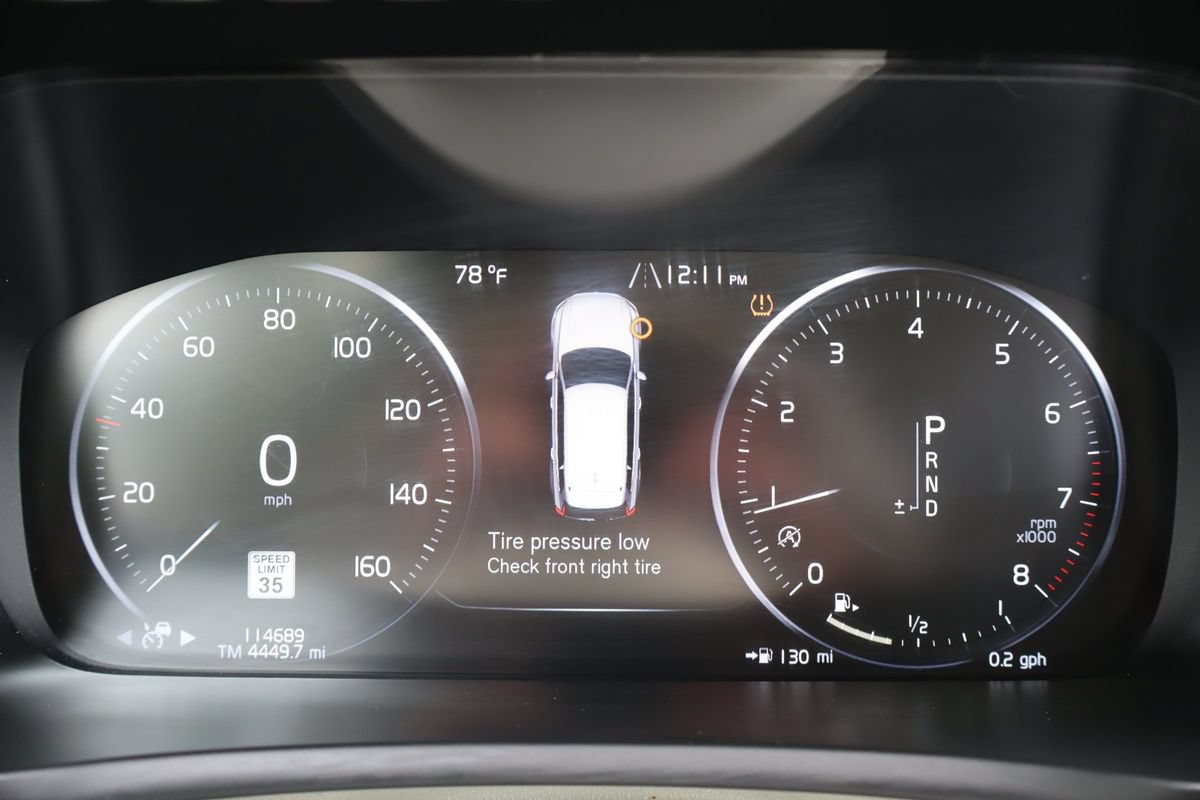Used 2016 Volvo XC90 T6 Momentum w/ Momentum Plus Package AWD/4WD image 36
