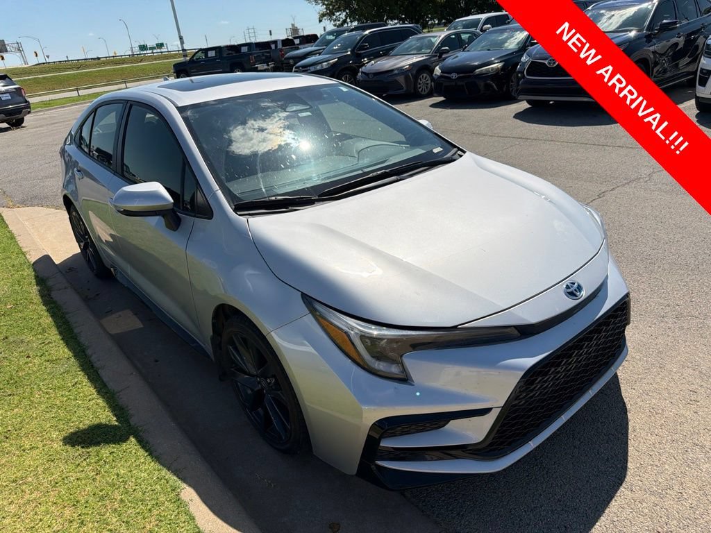 Used 2025 Toyota Corolla SE w/ SE Premium Package FWD image 3