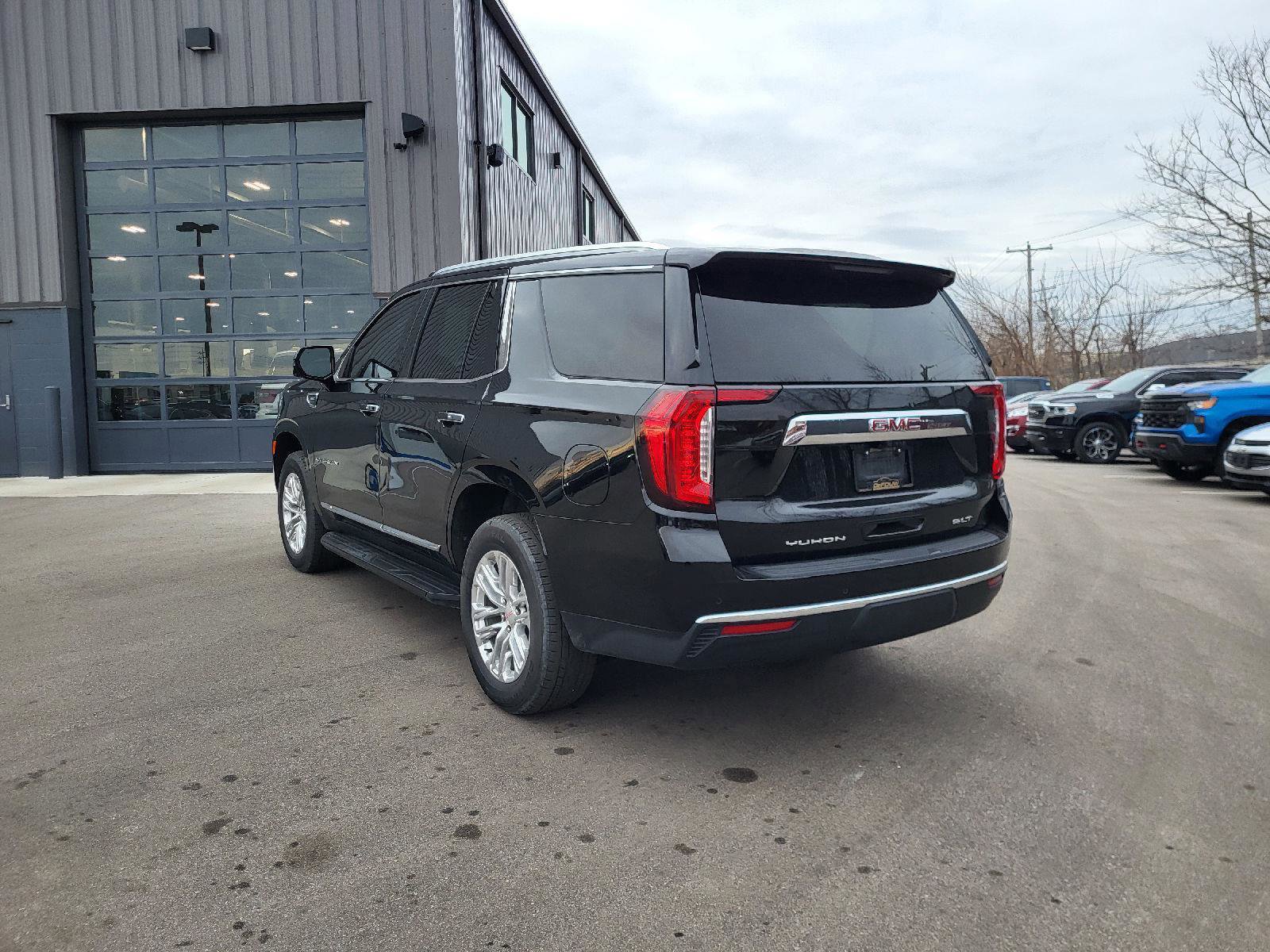 Used 2023 GMC Yukon SLT w/ SLT Premium Package image 5