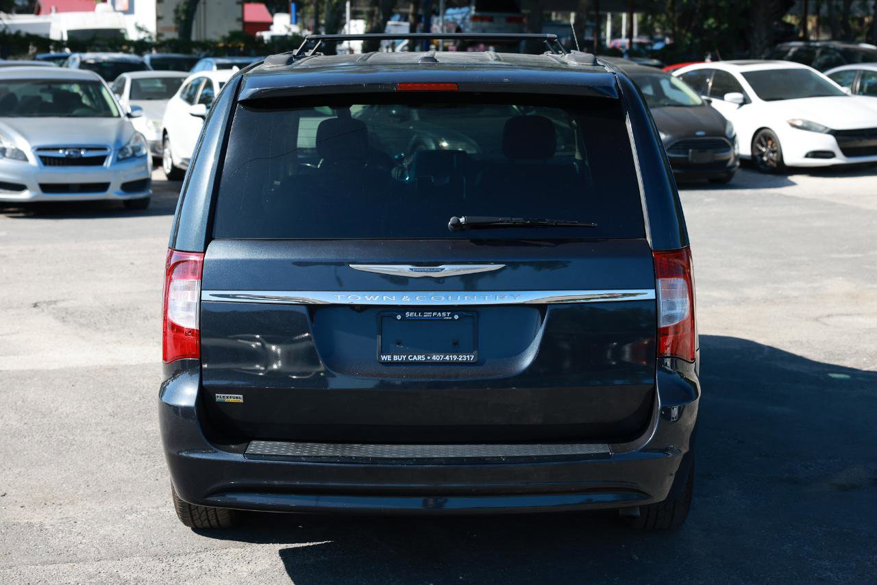 Used 2014 Chrysler Town & Country Touring FWD image 9