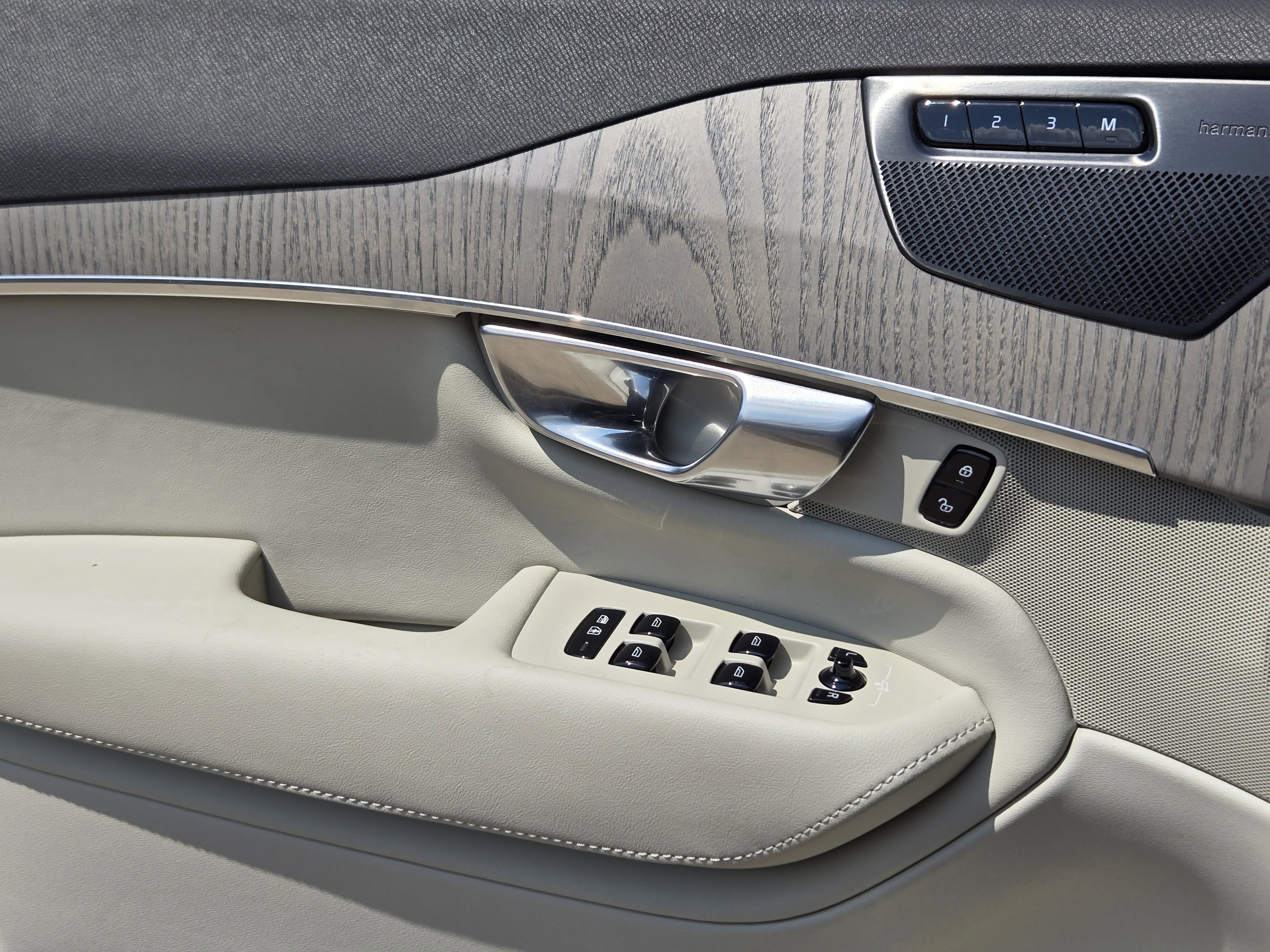 Certified 2025 Volvo XC90 T8 Plus w/ Protection Package Premier image 26