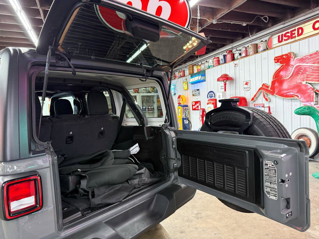 Used 2022 Jeep Wrangler Unlimited Sport image 19