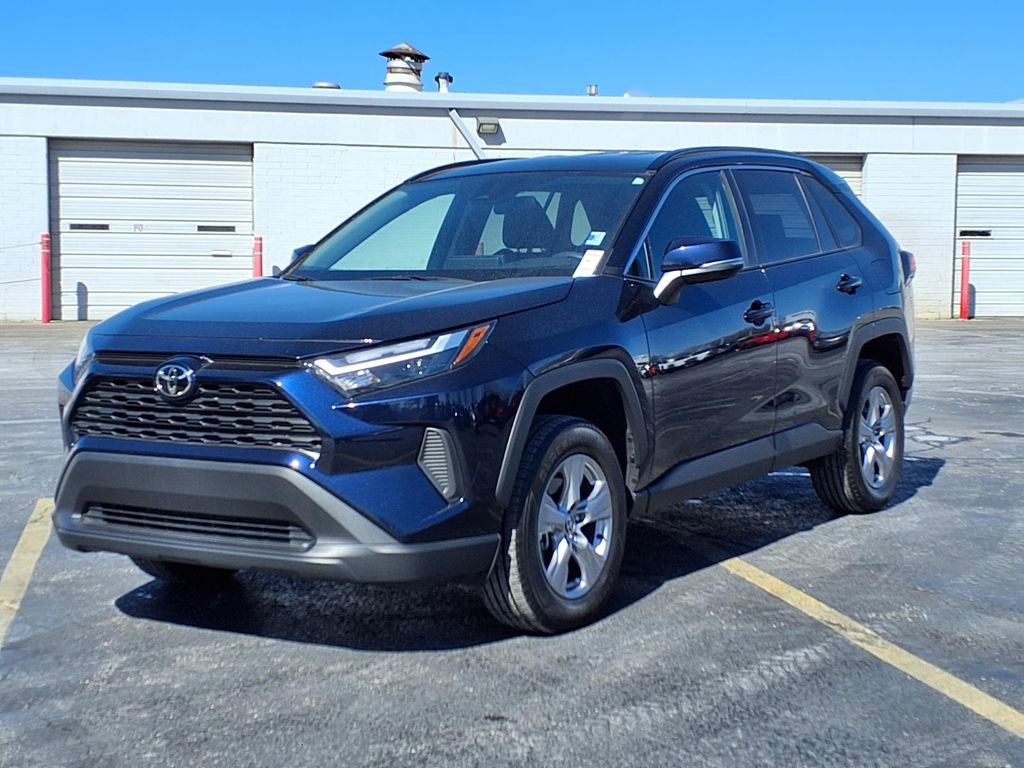Used 2025 Toyota RAV4 XLE AWD/4WD image 2