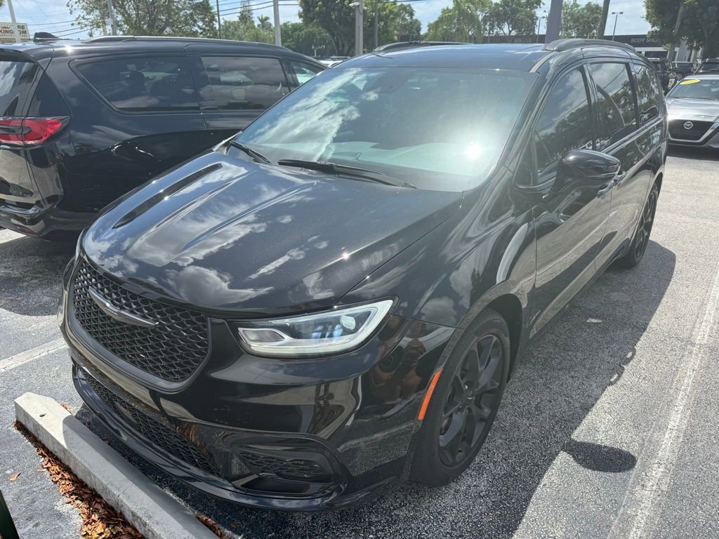 Used 2024 Chrysler Pacifica Limited w/ Uconnect Theater Family Group image 2