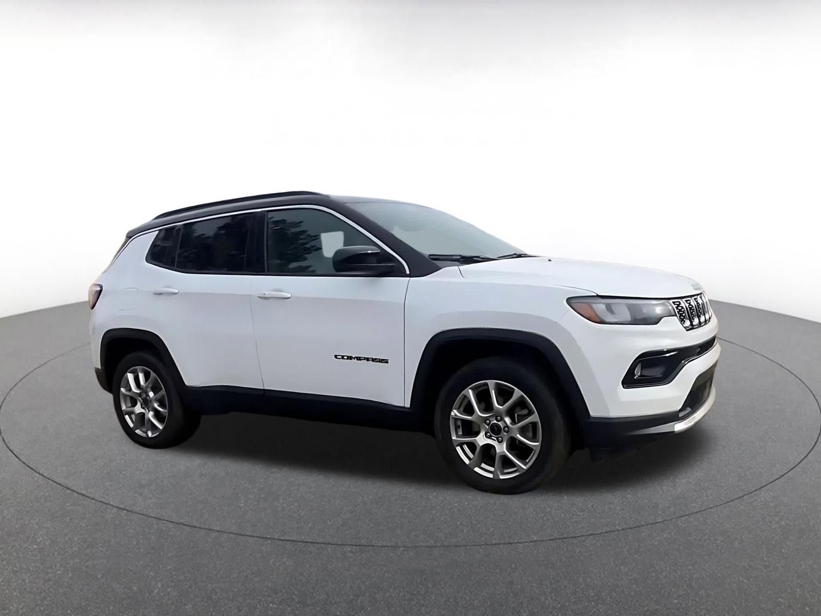 Used 2025 Jeep Compass Limited AWD/4WD image 2