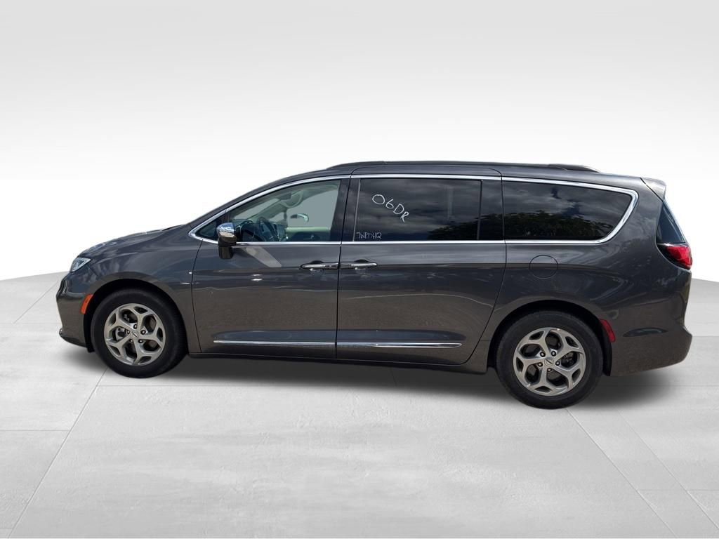Used 2023 Chrysler Pacifica Limited FWD image 2