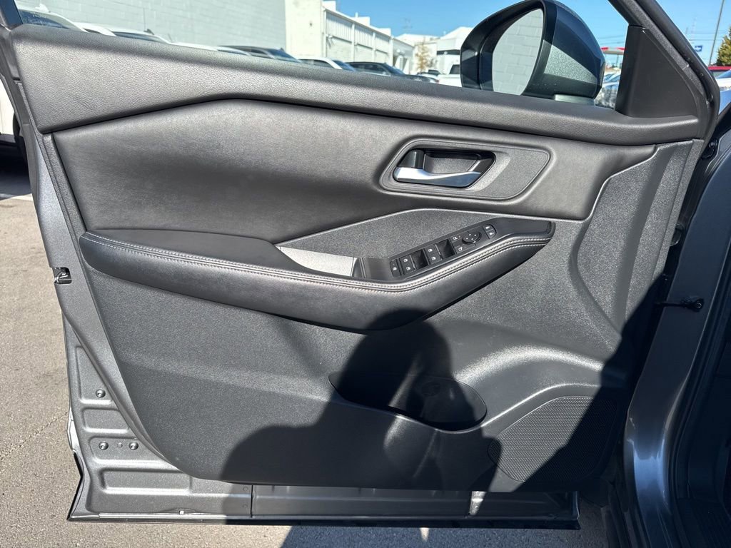 Used 2024 Nissan Rogue SV image 10