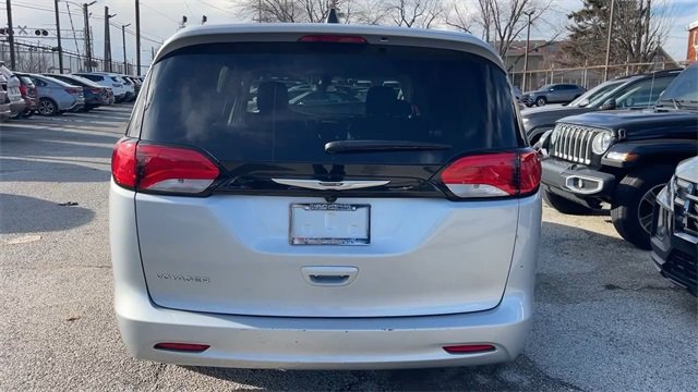 Used 2022 Chrysler Voyager LX image 5