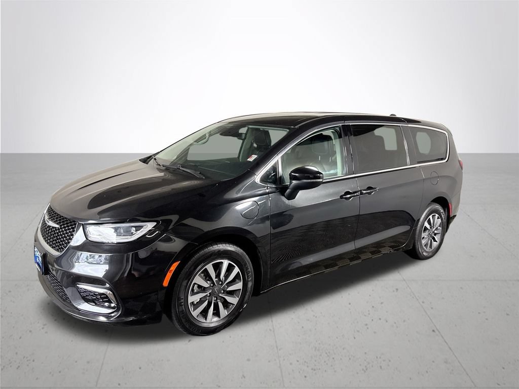 Used 2023 Chrysler Pacifica Touring-L FWD image 2