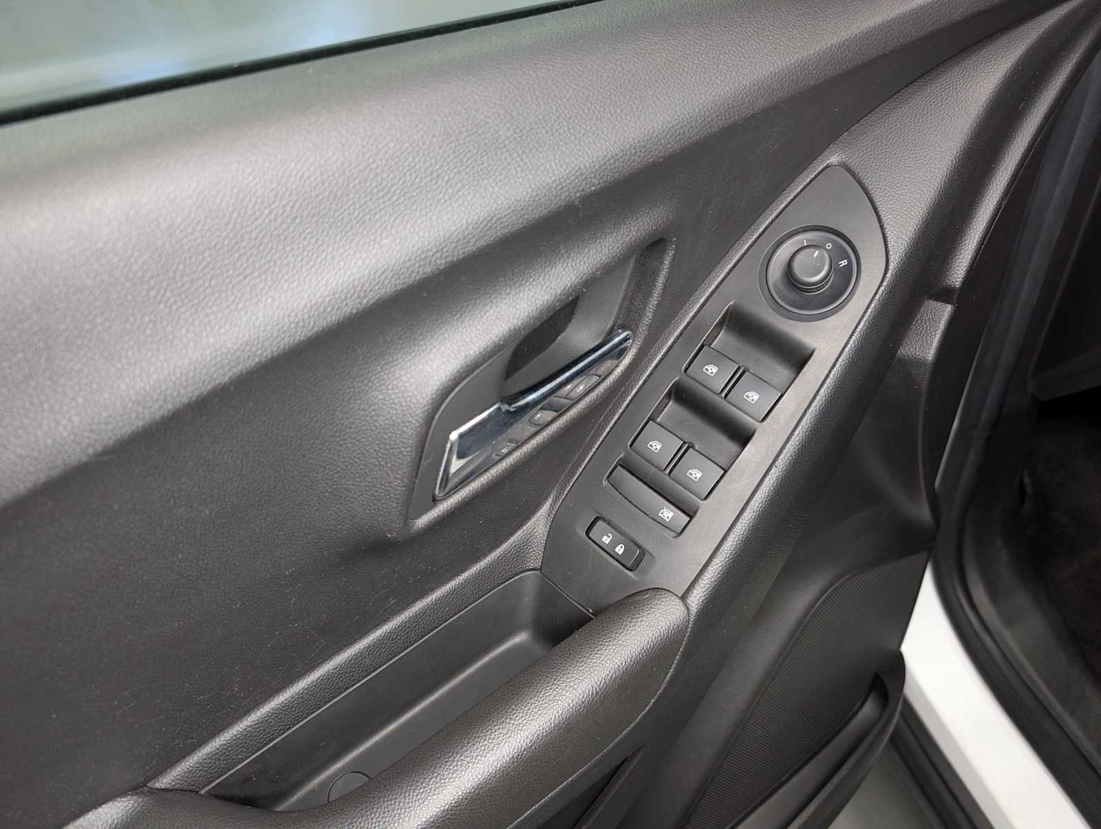 Used 2018 Chevrolet Trax LT w/ LT Convenience Package AWD/4WD image 37