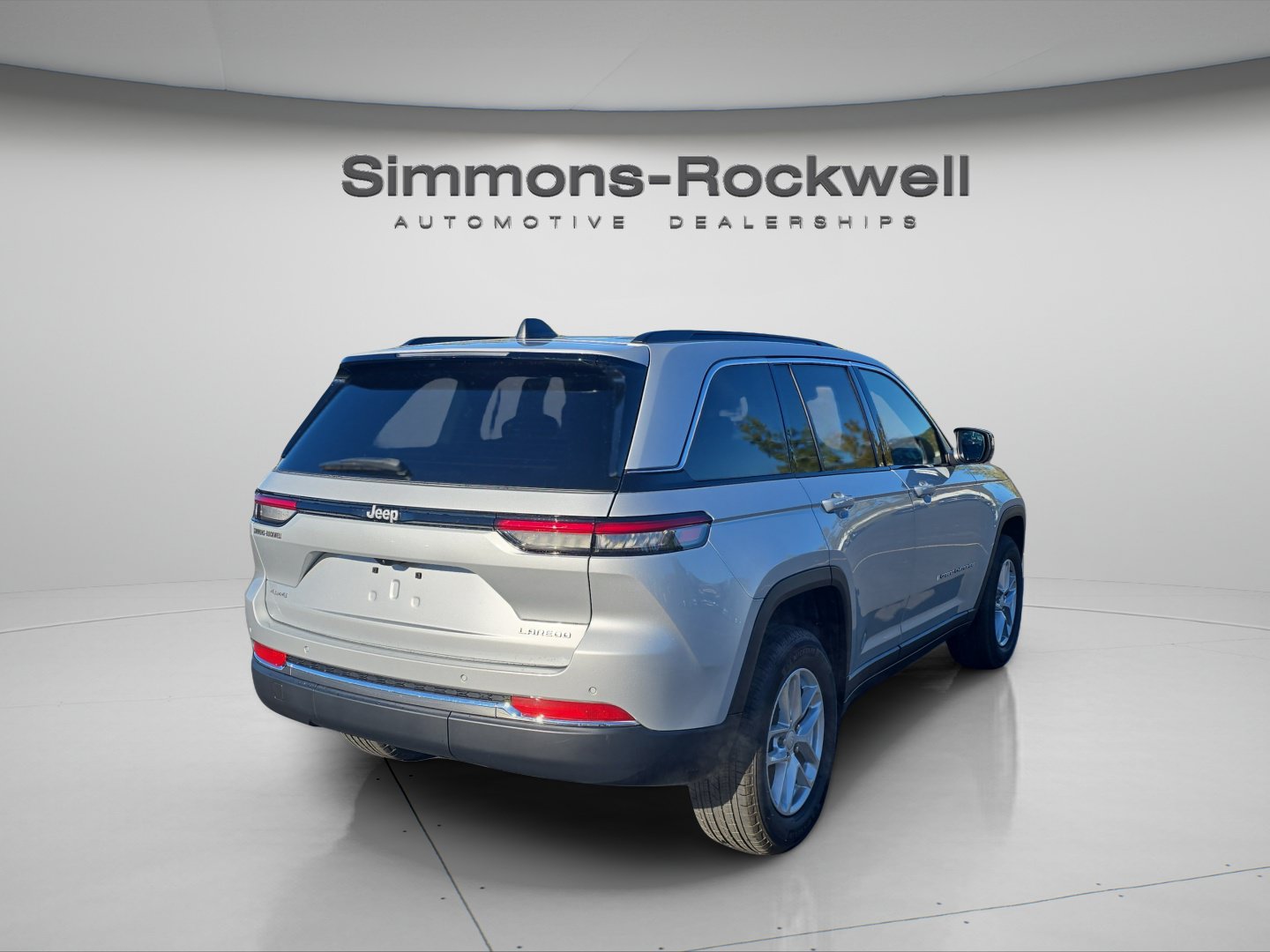 Used 2025 Jeep Grand Cherokee Laredo X w/ Luxury Tech Group I AWD/4WD image 5