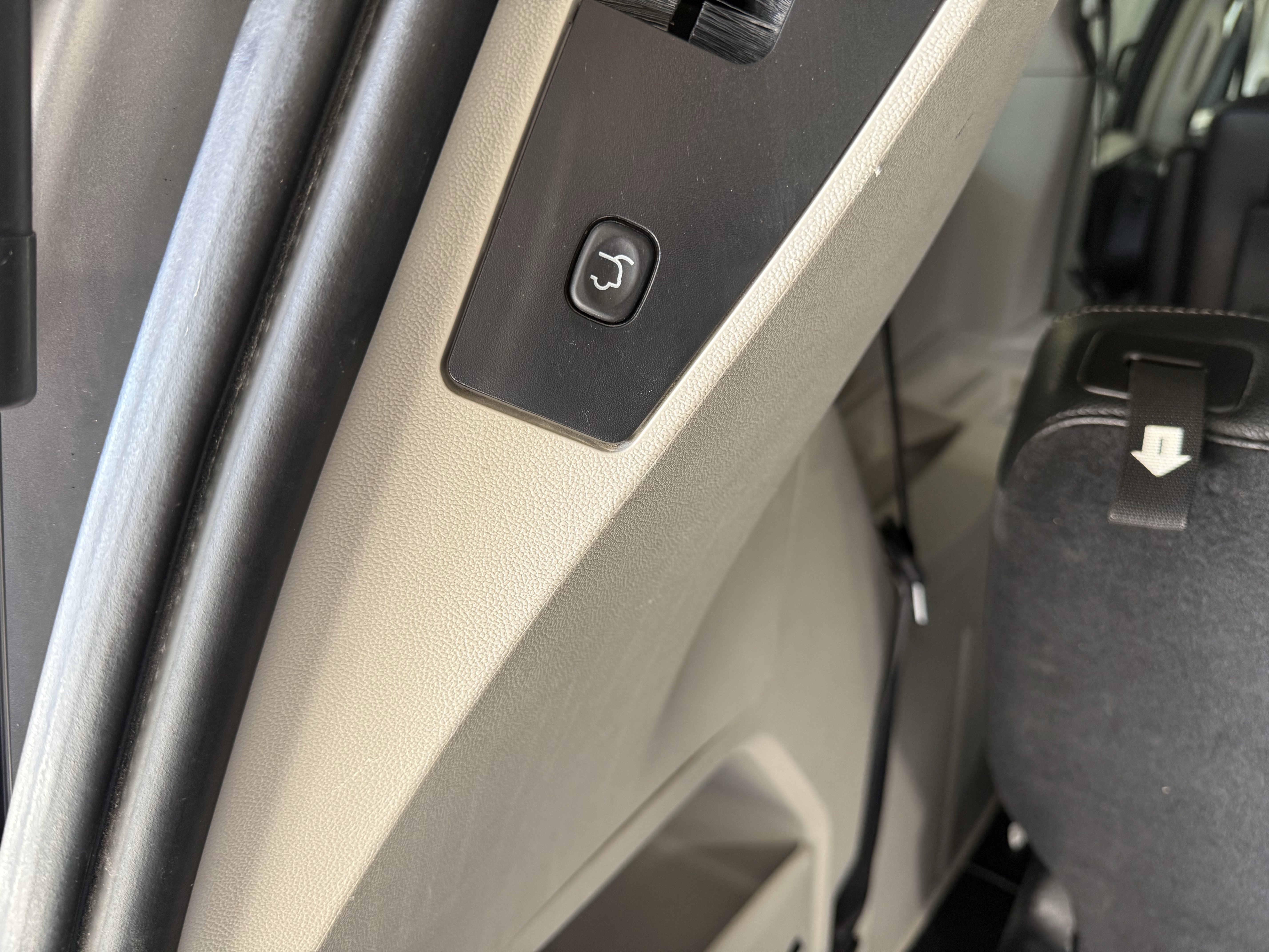 Used 2016 Chrysler Town & Country Touring FWD image 3