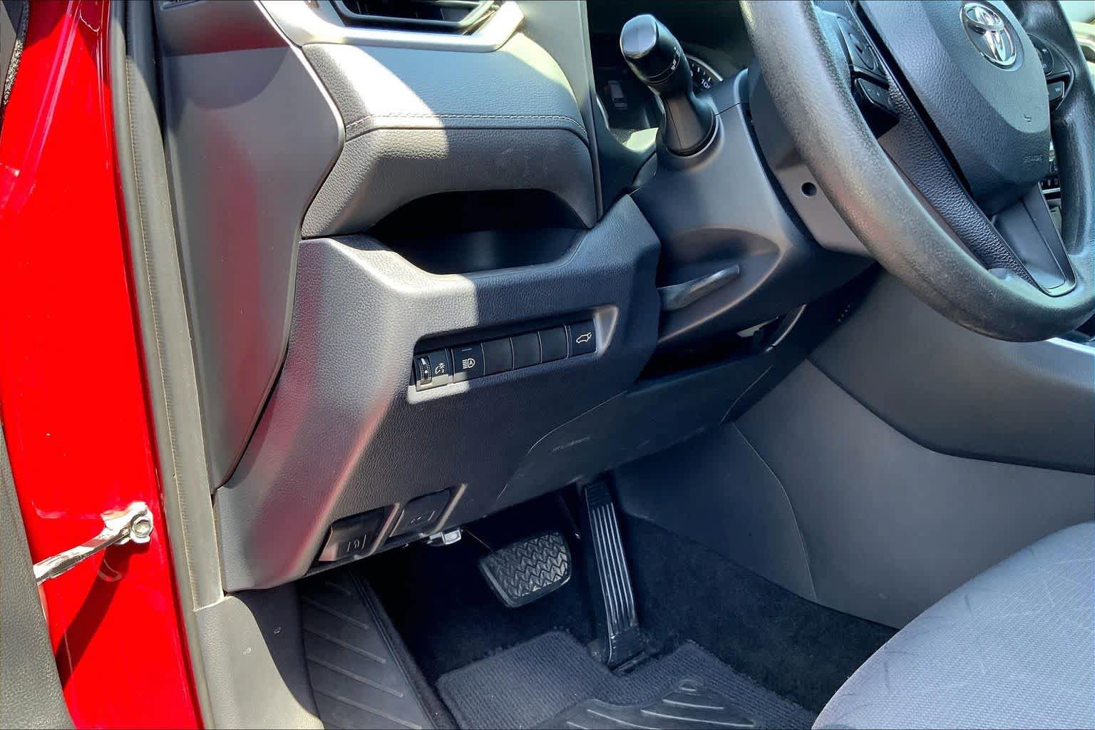 Used 2019 Toyota RAV4 XLE w/ Convenience Package FWD image 33