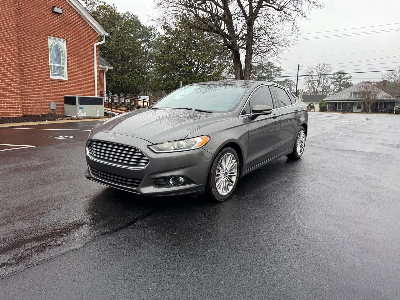 Used 2016 Ford Fusion SE w/ Equipment Group 202A FWD image 2