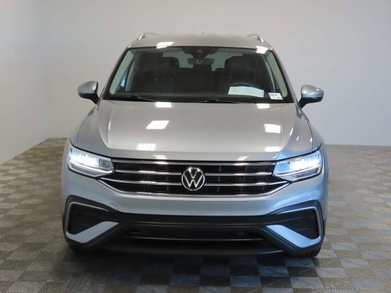 Used 2024 Volkswagen Tiguan SE image 2