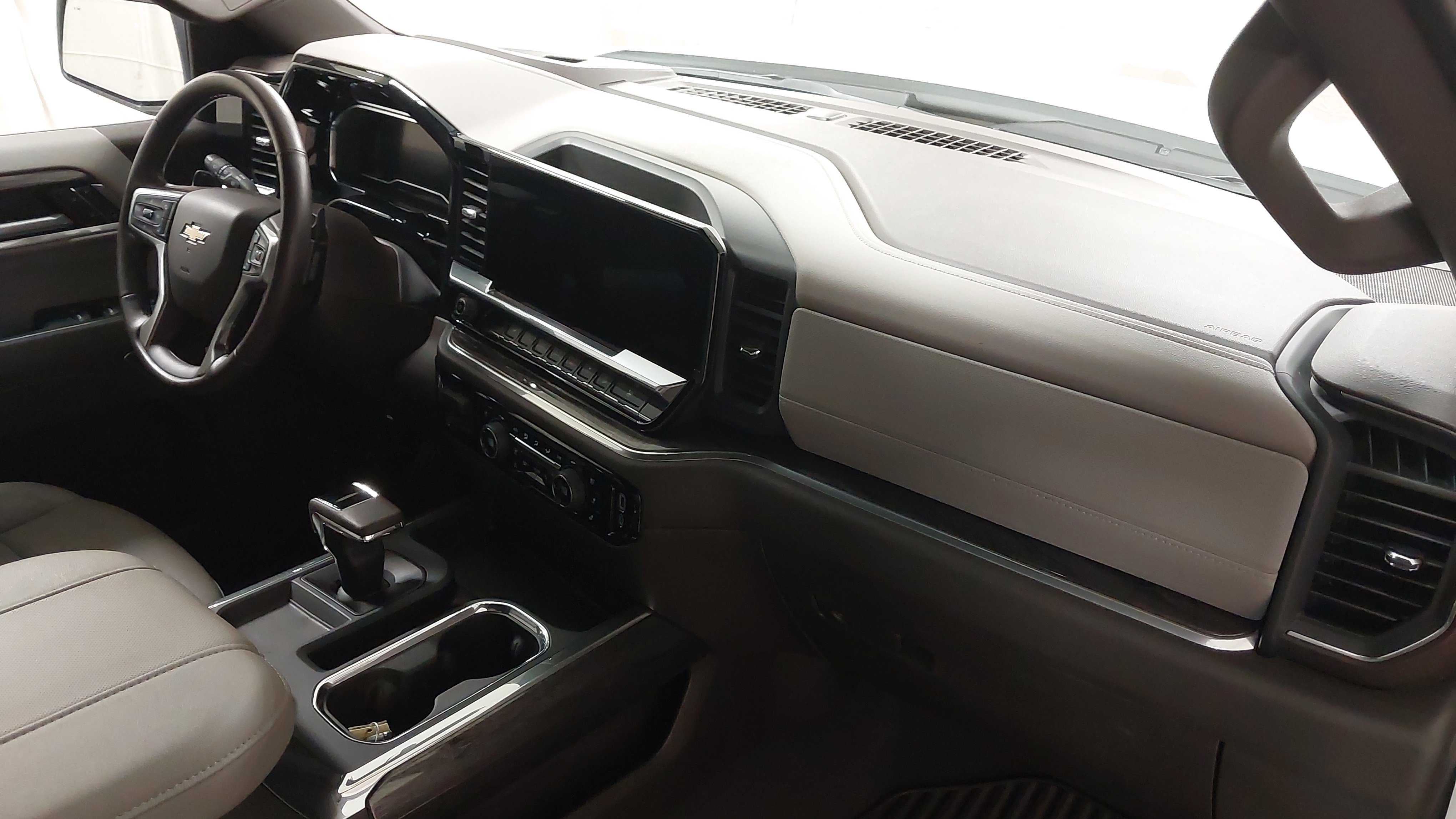 Used 2025 Chevrolet Silverado 1500 LTZ w/ LTZ Premium Package AWD/4WD image 29