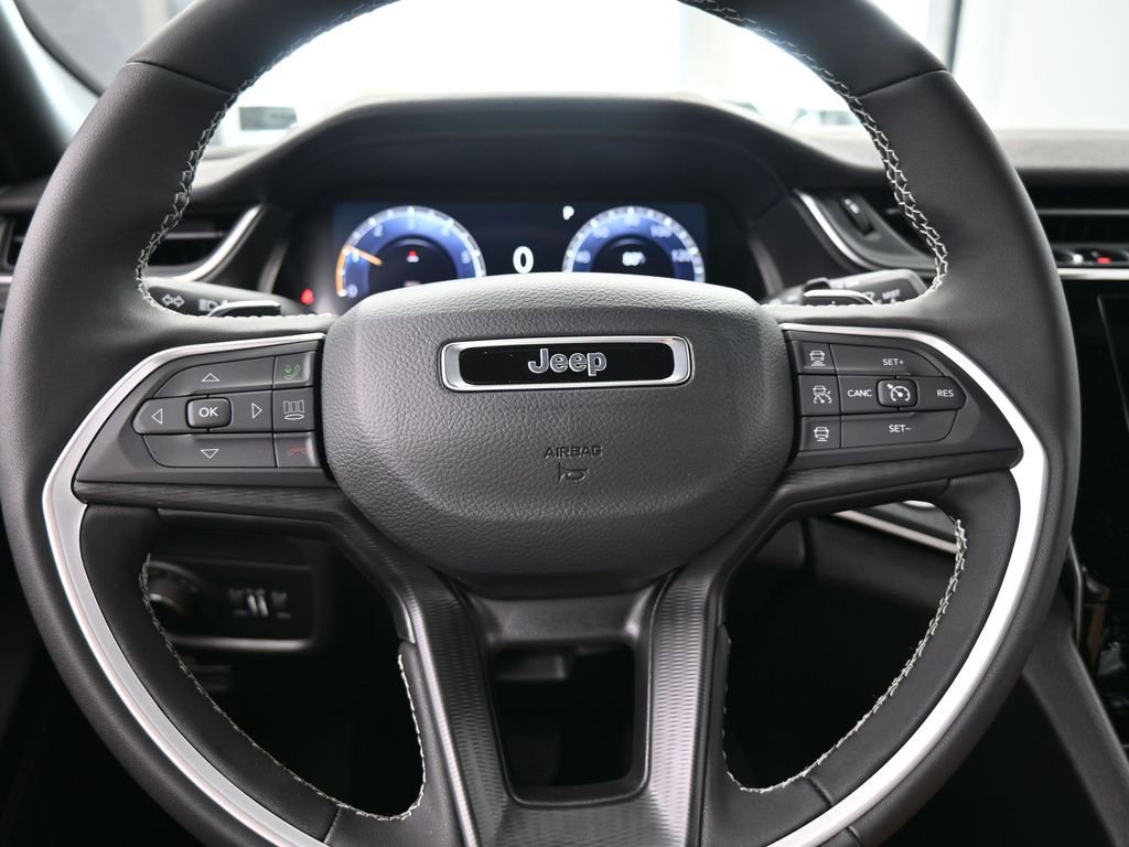 Used 2025 Jeep Grand Cherokee Altitude image 25