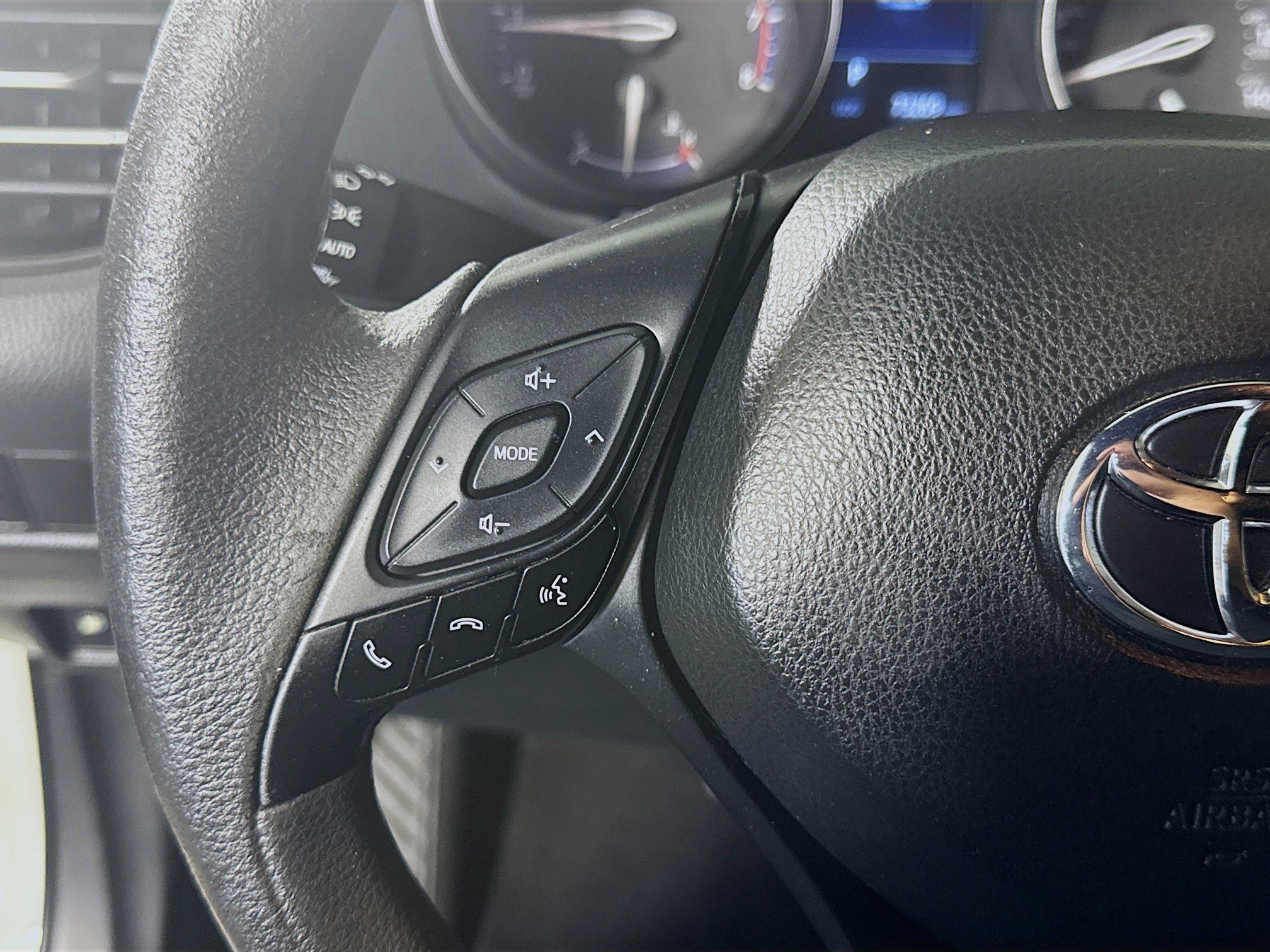 Used 2019 Toyota C-HR LE FWD image 14