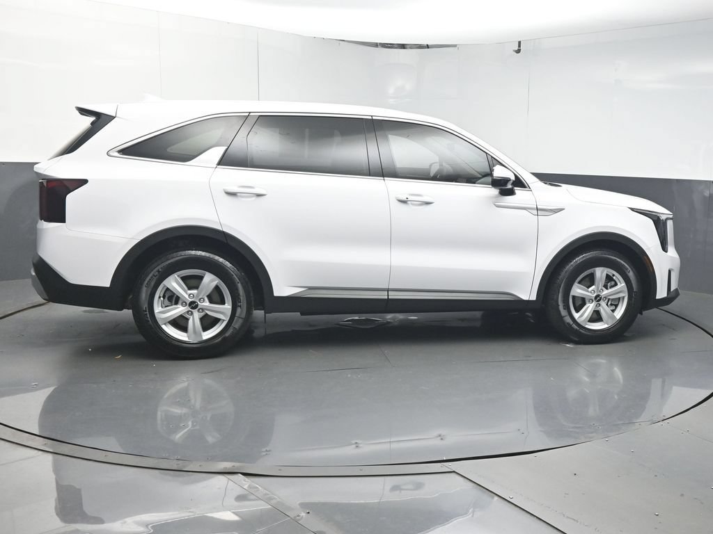 Used 2026 Kia Sorento LX FWD image 8