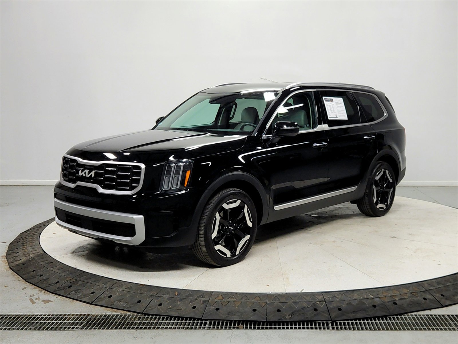 Used 2024 Kia Telluride S w/ S Sunroof Package image 3