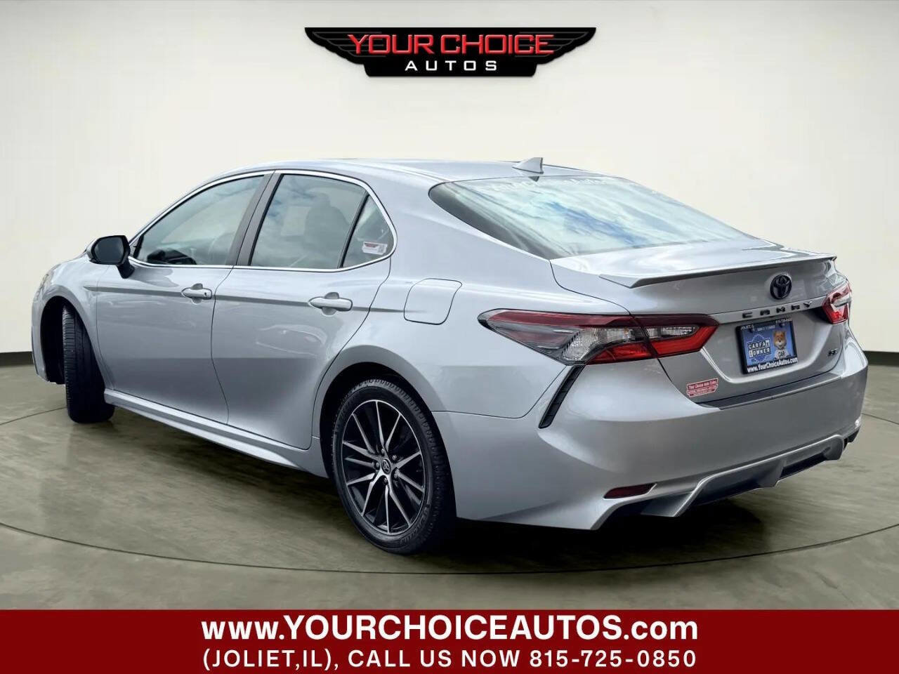 Used 2022 Toyota Camry SE w/ Cold Weather Package FWD image 3