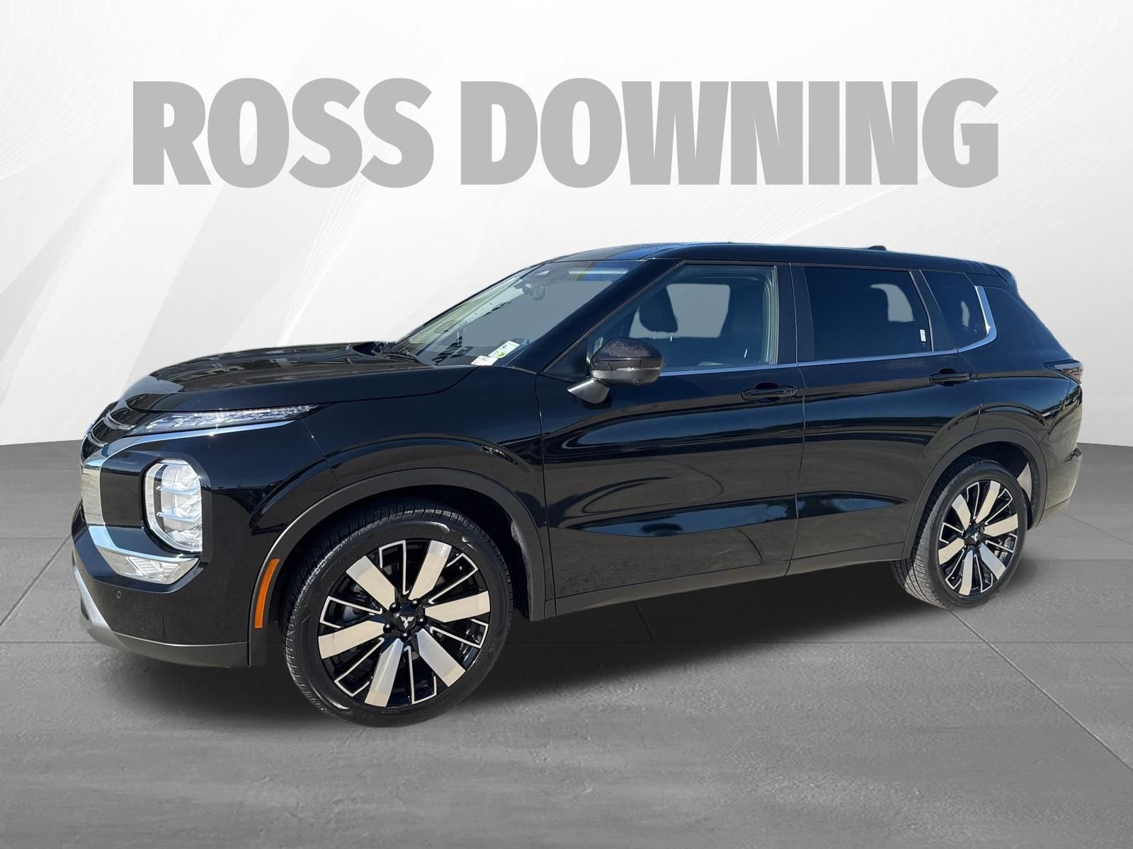 Used 2025 Mitsubishi Outlander SE image 2