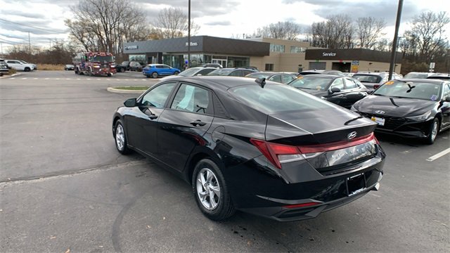 Used 2023 Hyundai Elantra SE image 3