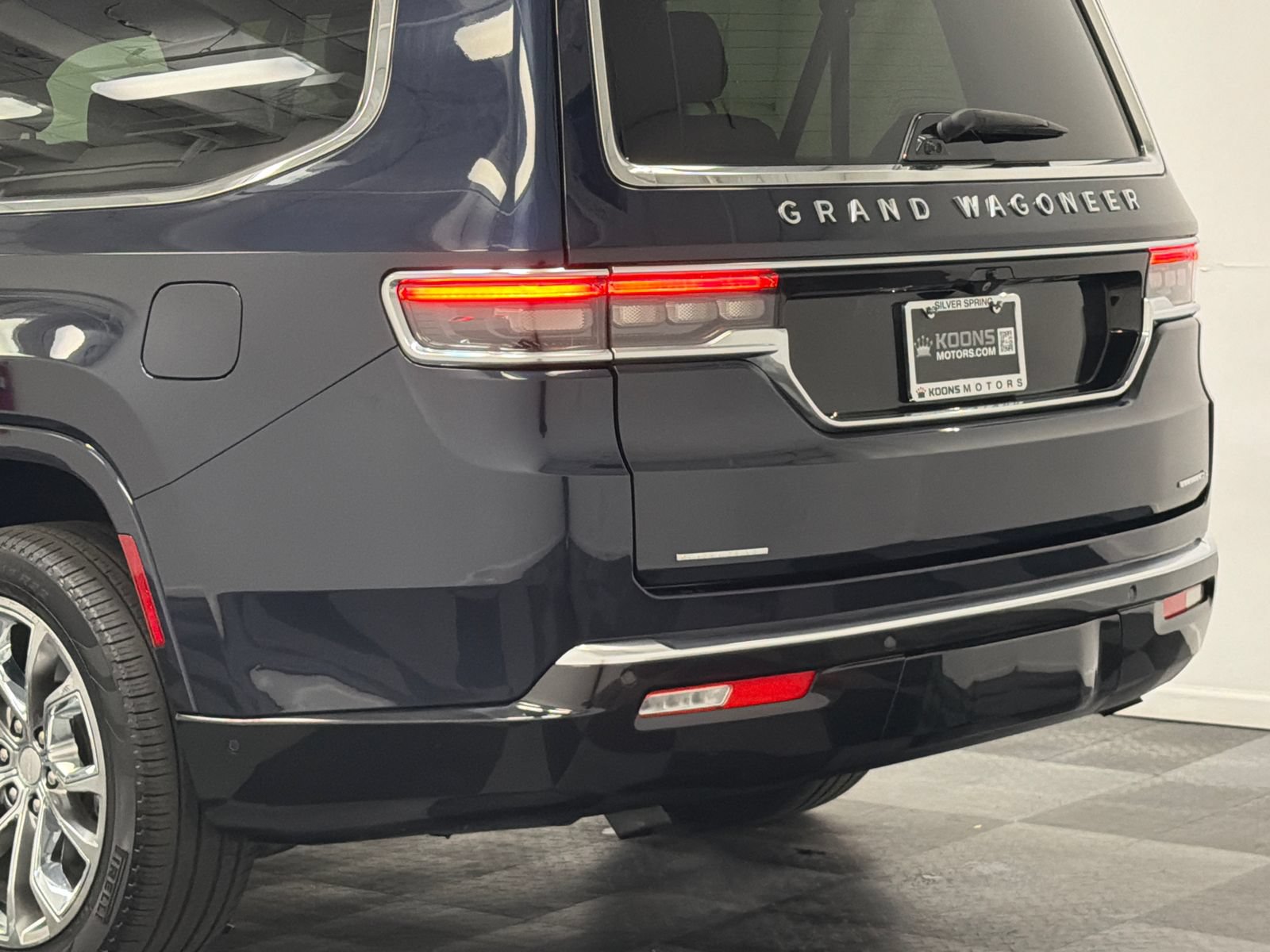 Used 2023 Jeep Grand Wagoneer L Series II w/ Premium Group II AWD/4WD image 6