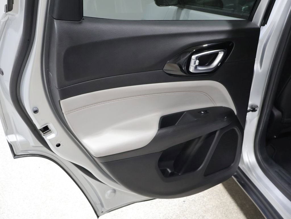 Used 2025 Jeep Compass Limited image 19
