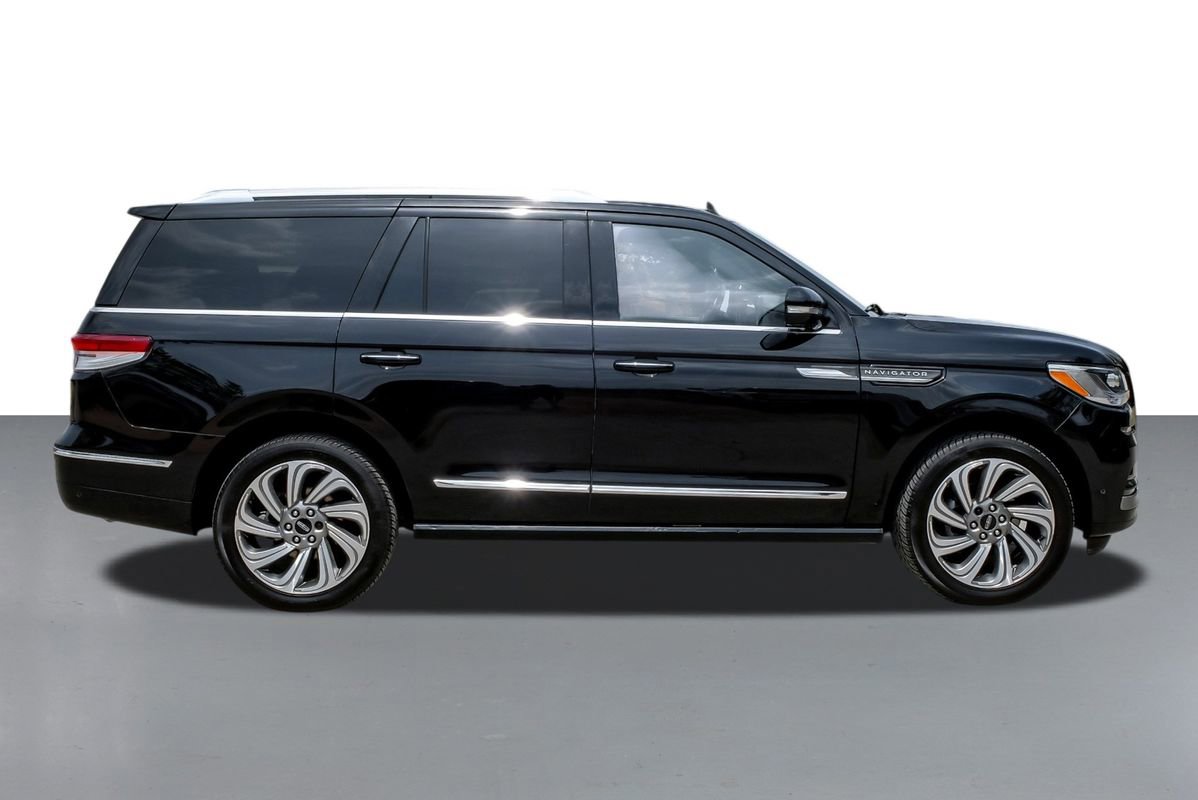 Used 2024 Lincoln Navigator Reserve AWD/4WD image 5