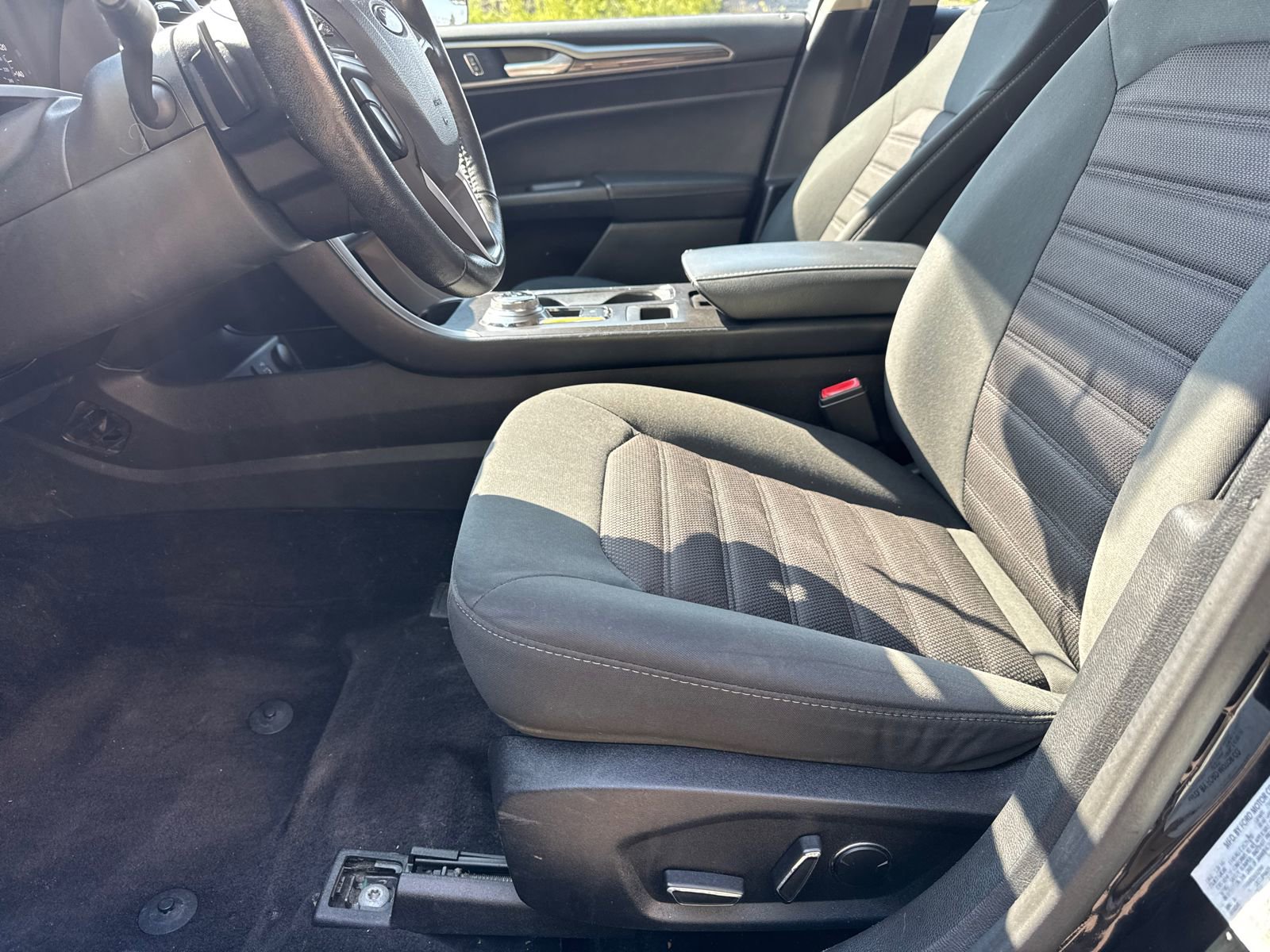 Used 2017 Ford Fusion SE image 9