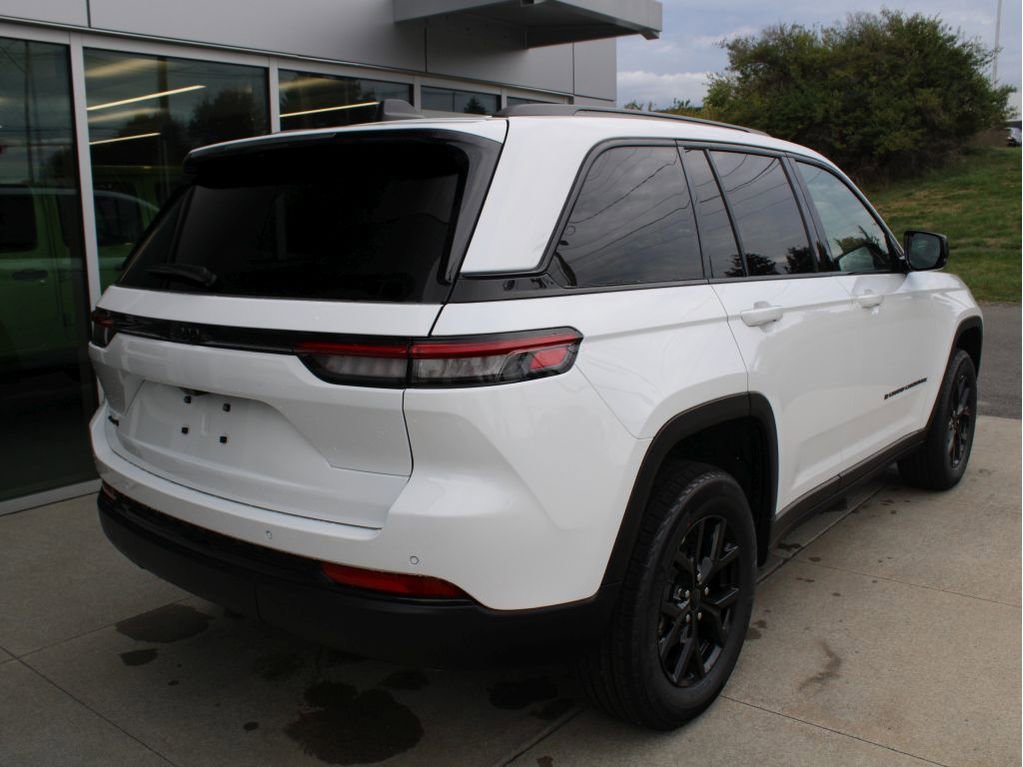 New 2025 Jeep Grand Cherokee Altitude image 4