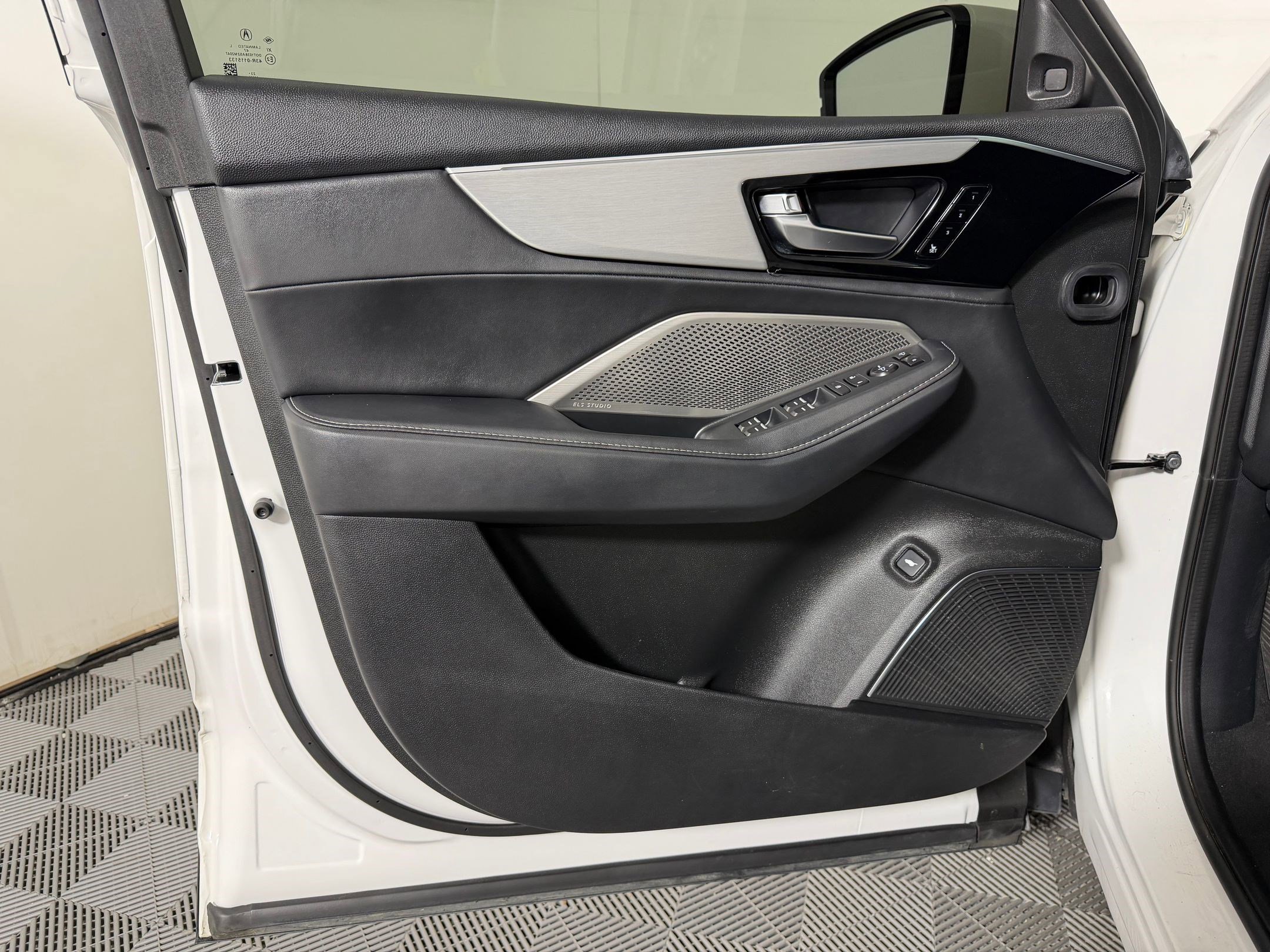 Used 2024 Acura MDX SH-AWD w/ Technology Package image 18