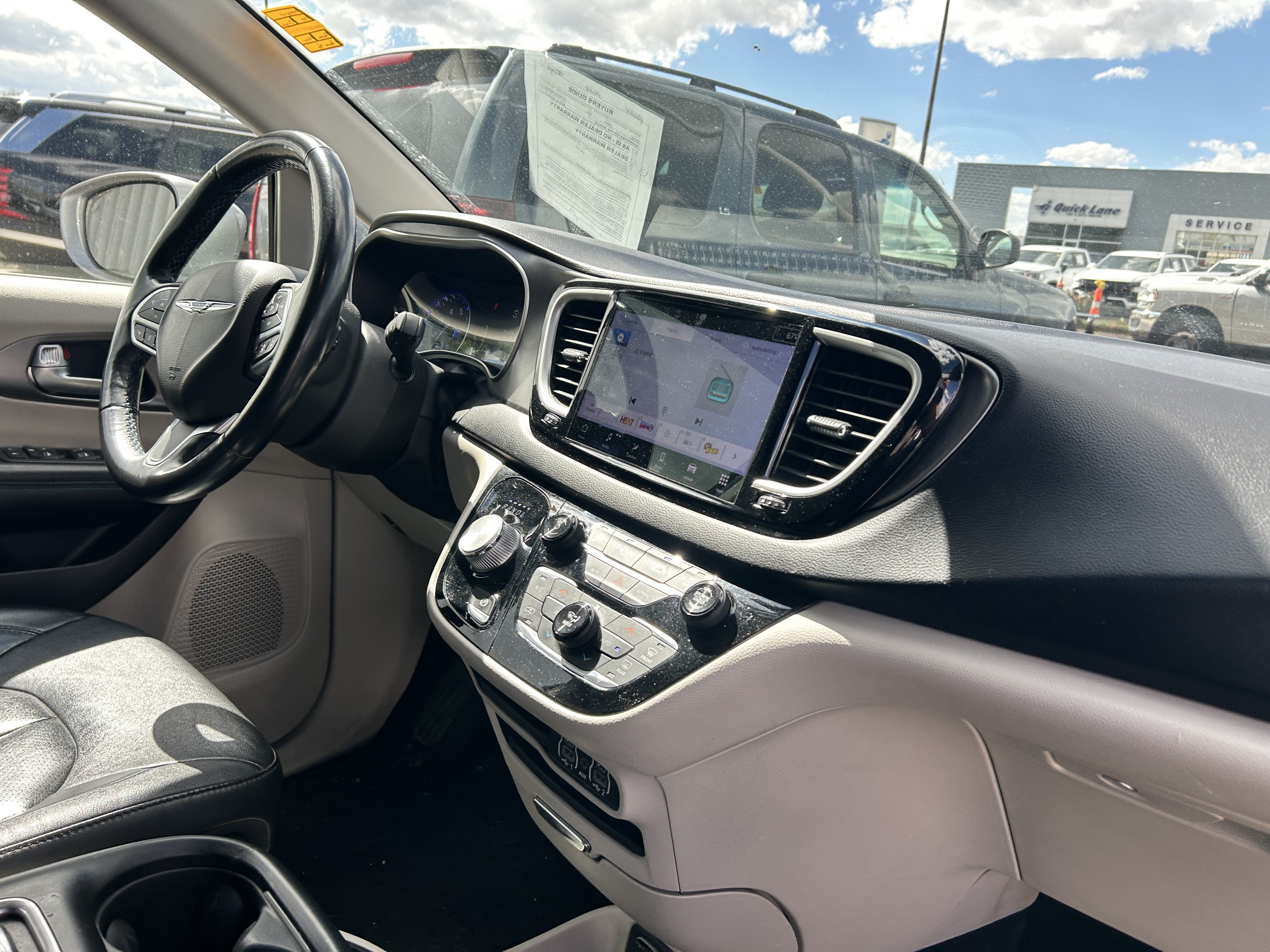 Used 2021 Chrysler Pacifica Touring-L FWD image 14