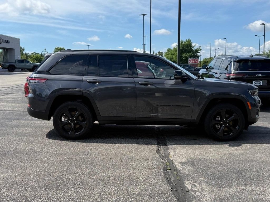 Used 2022 Jeep Grand Cherokee Altitude AWD/4WD image 2