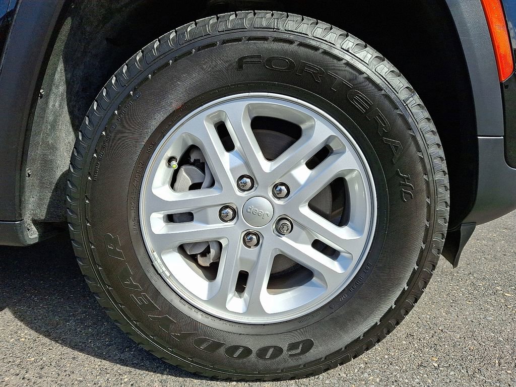 Used 2023 Jeep Grand Cherokee Laredo image 8