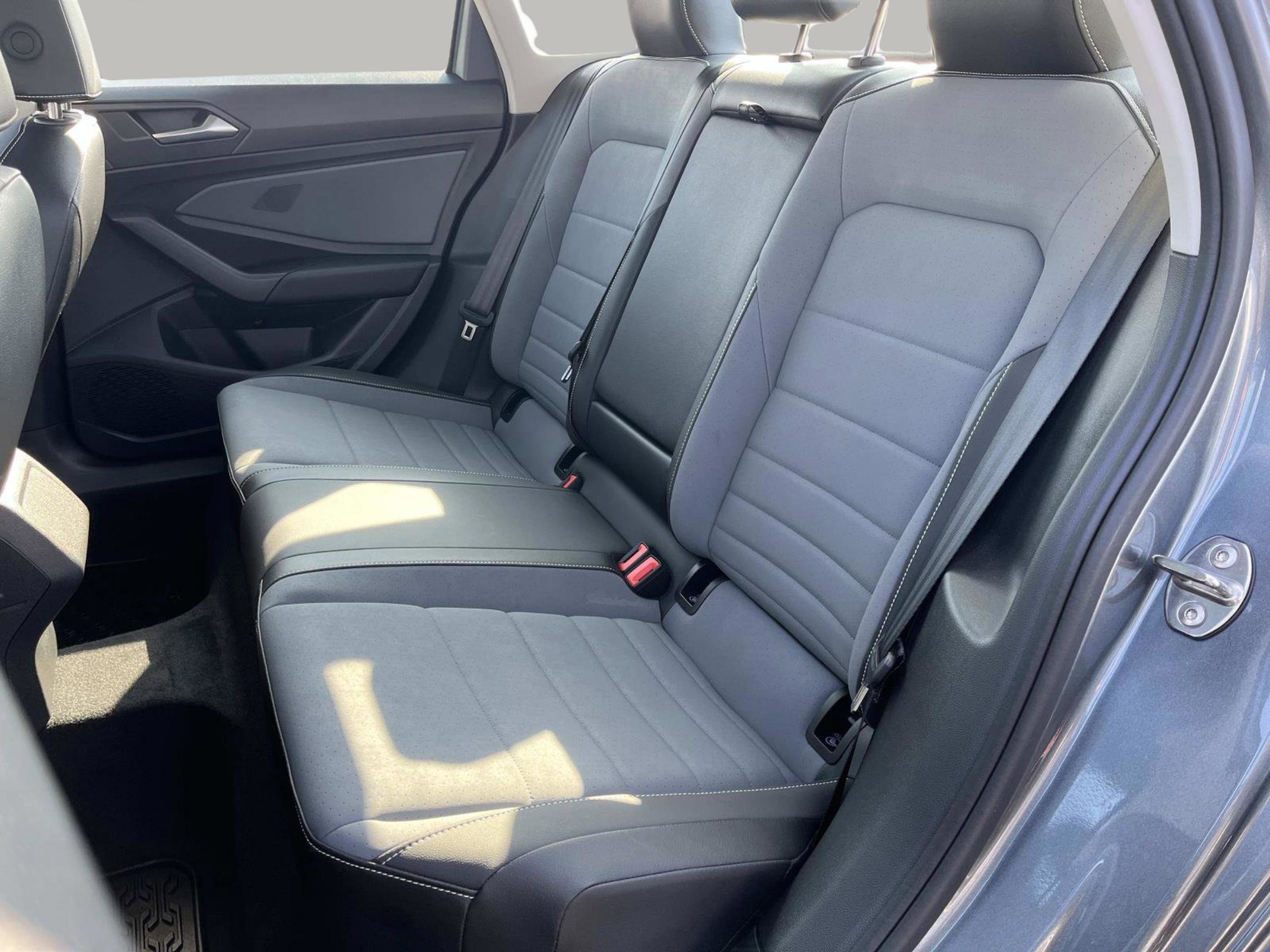 Used 2025 Volkswagen Jetta SE image 18