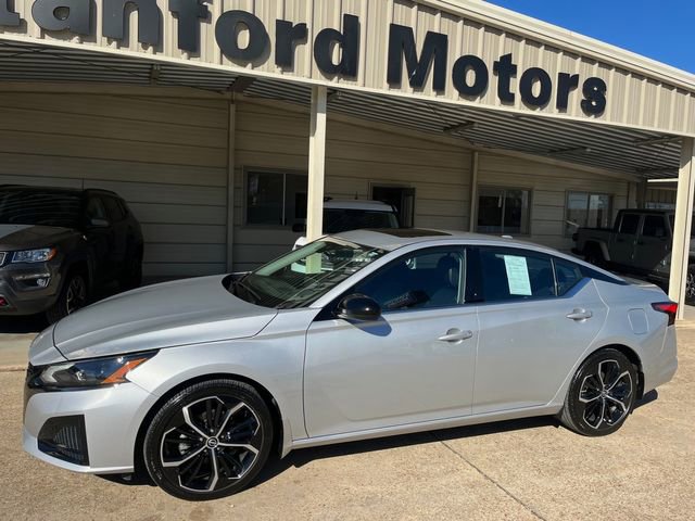 Used 2024 Nissan Altima 2.5 SR w/ SR Premium Package image 3