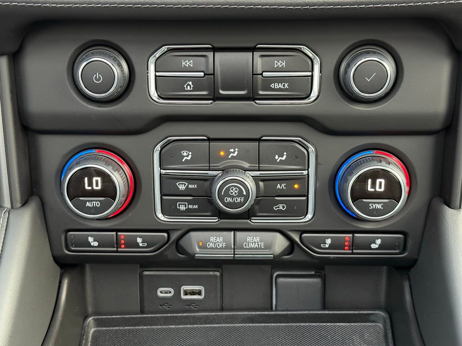 Used 2024 Chevrolet Tahoe Z71 w/ Luxury Package AWD/4WD image 26