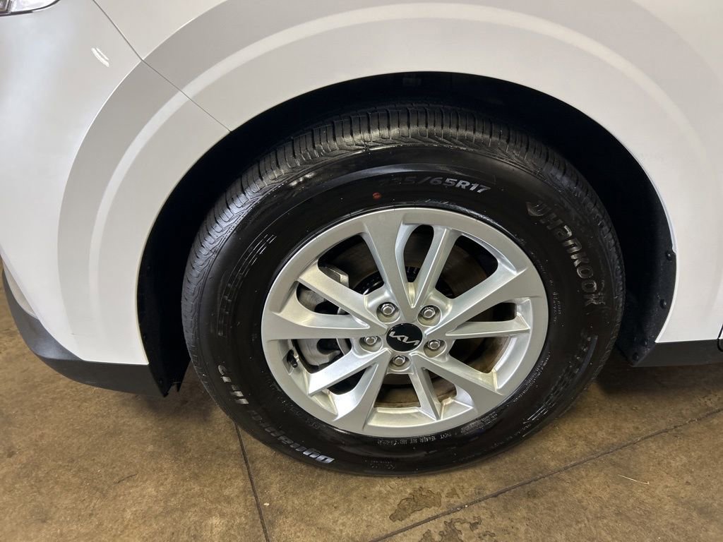 Certified 2024 Kia Carnival LX image 11