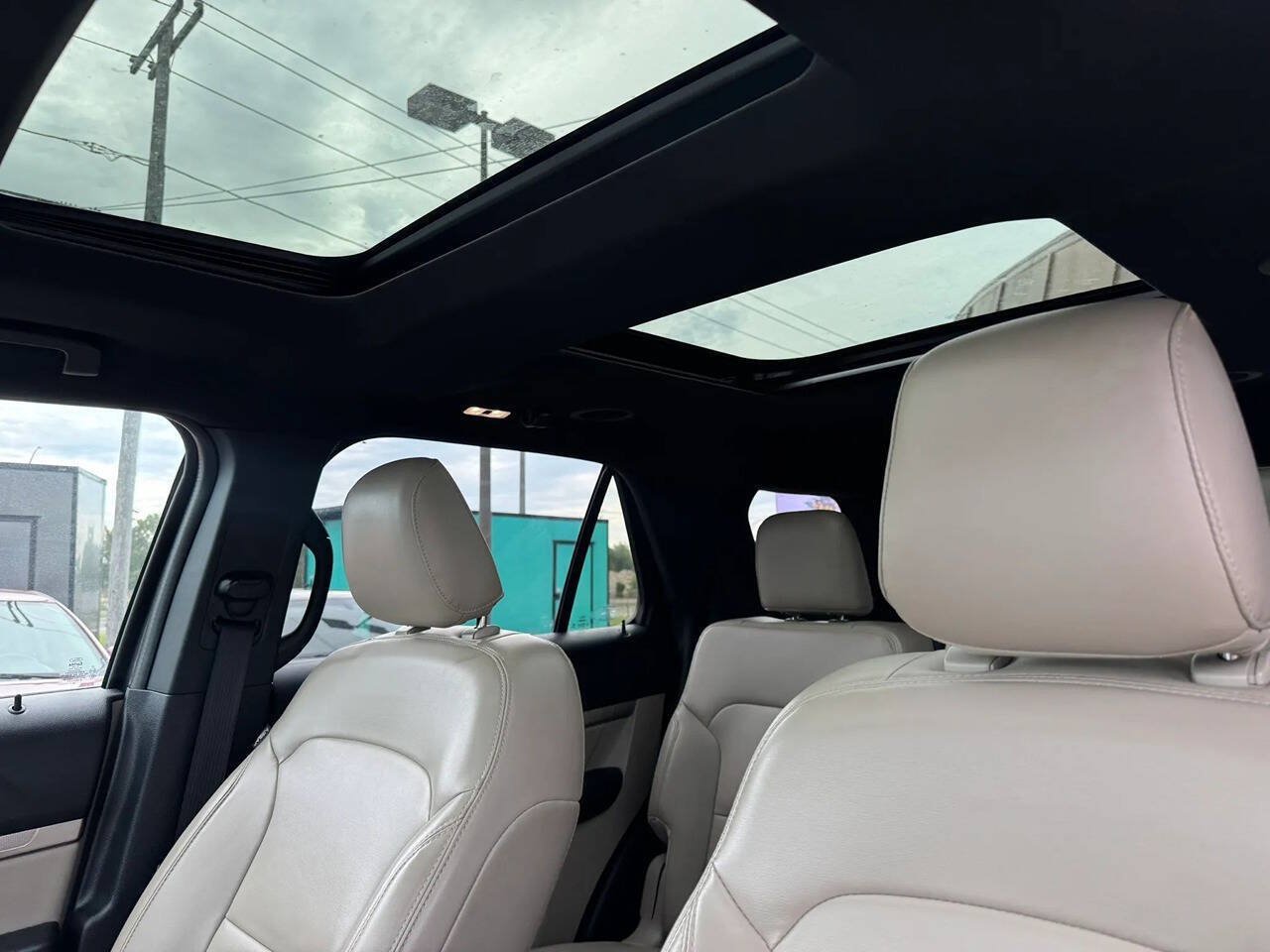 Used 2019 Ford Explorer XLT w/ Equipment Group 202A AWD/4WD image 11