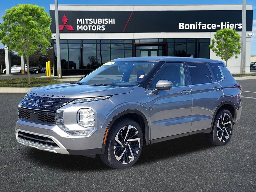 Used 2023 Mitsubishi Outlander SE image 2
